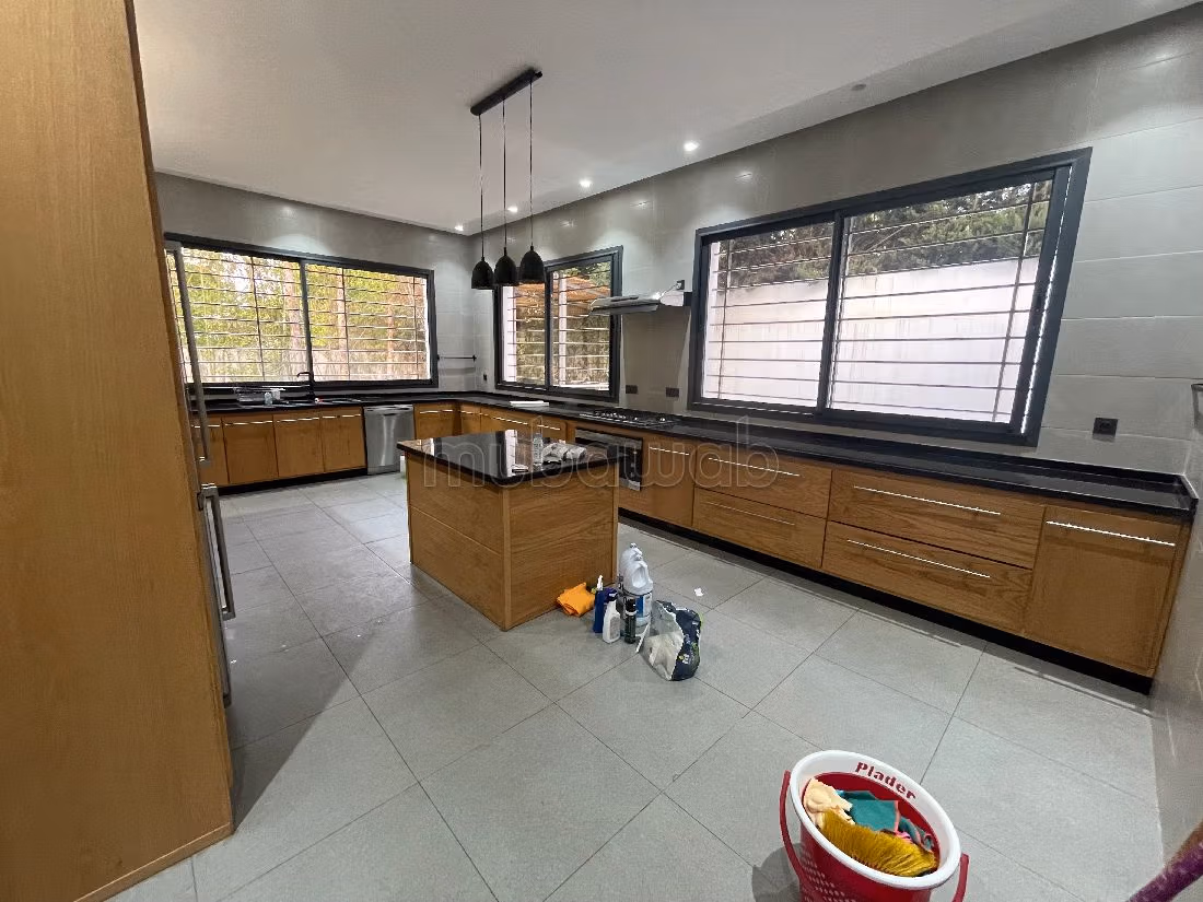 Beautiful villa for rent in Souissi. 5 Small bedroom. Fireplace and caretaker.