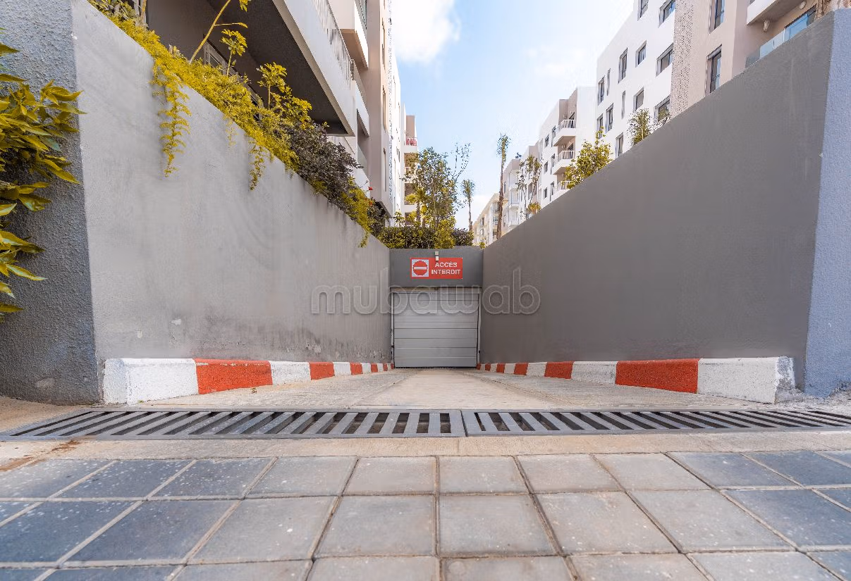 شقة للبيع ببوسكورة. 3 غرف ممتازة. مطبخ مجهز.