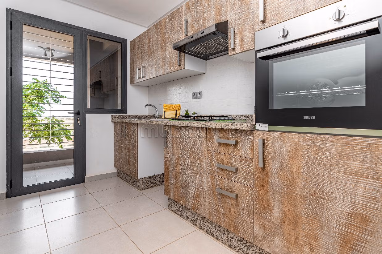 شقة للبيع ببوسكورة. 3 غرف ممتازة. مطبخ مجهز.