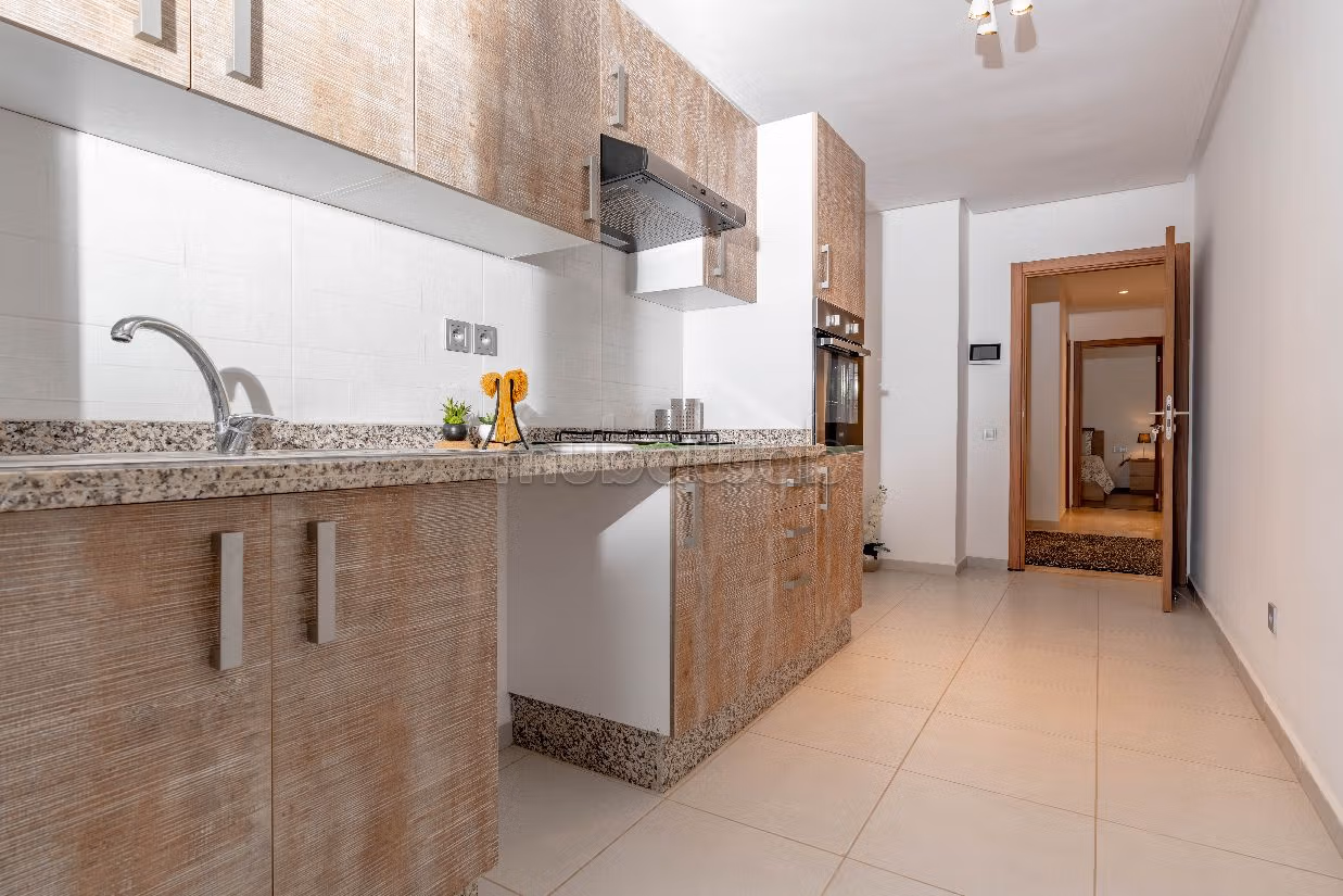 شقة للبيع ببوسكورة. 3 غرف ممتازة. مطبخ مجهز.