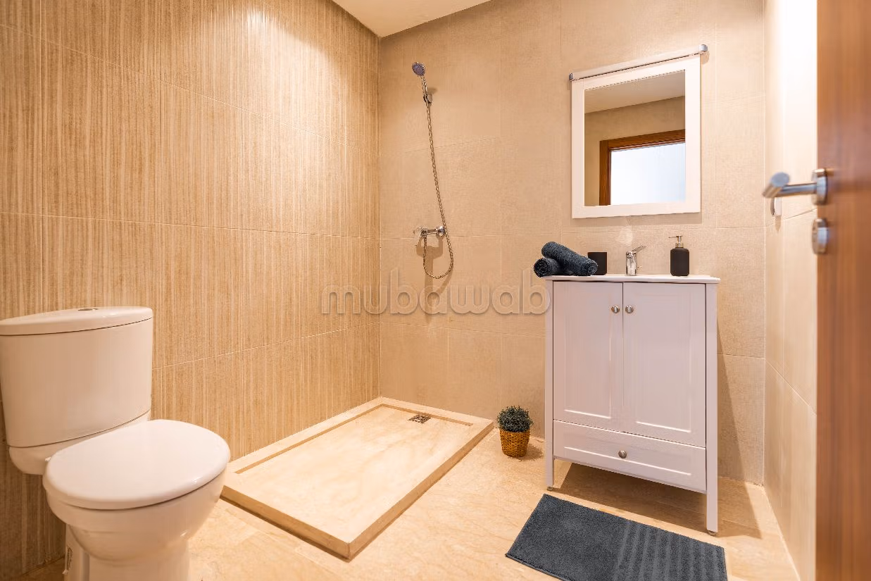 شقة للبيع ببوسكورة. 3 غرف ممتازة. مطبخ مجهز.