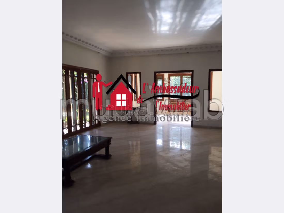 Maestosa residenza di lusso in vendita a Longchamps (Hay Al Hanâa). 7 locali spaziosi. Giardino. 