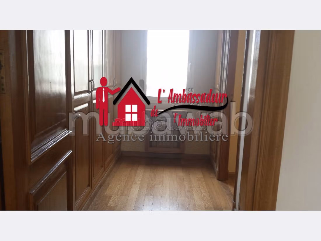Villa's en luxe woningen kopen in Ain Diab. 4 Slaapkamers. Mooie tuin. 