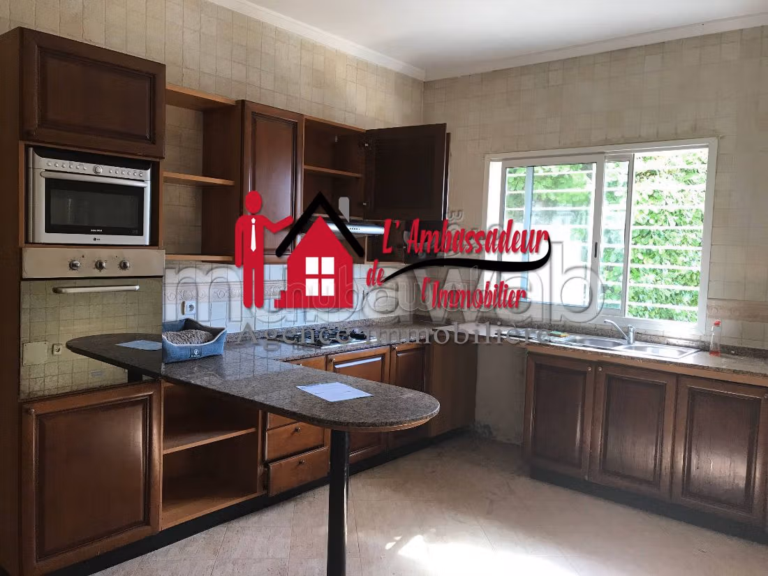 Magnifica villa in vendita a Ain Diab. 8 locali spaziosi. Giardino. 