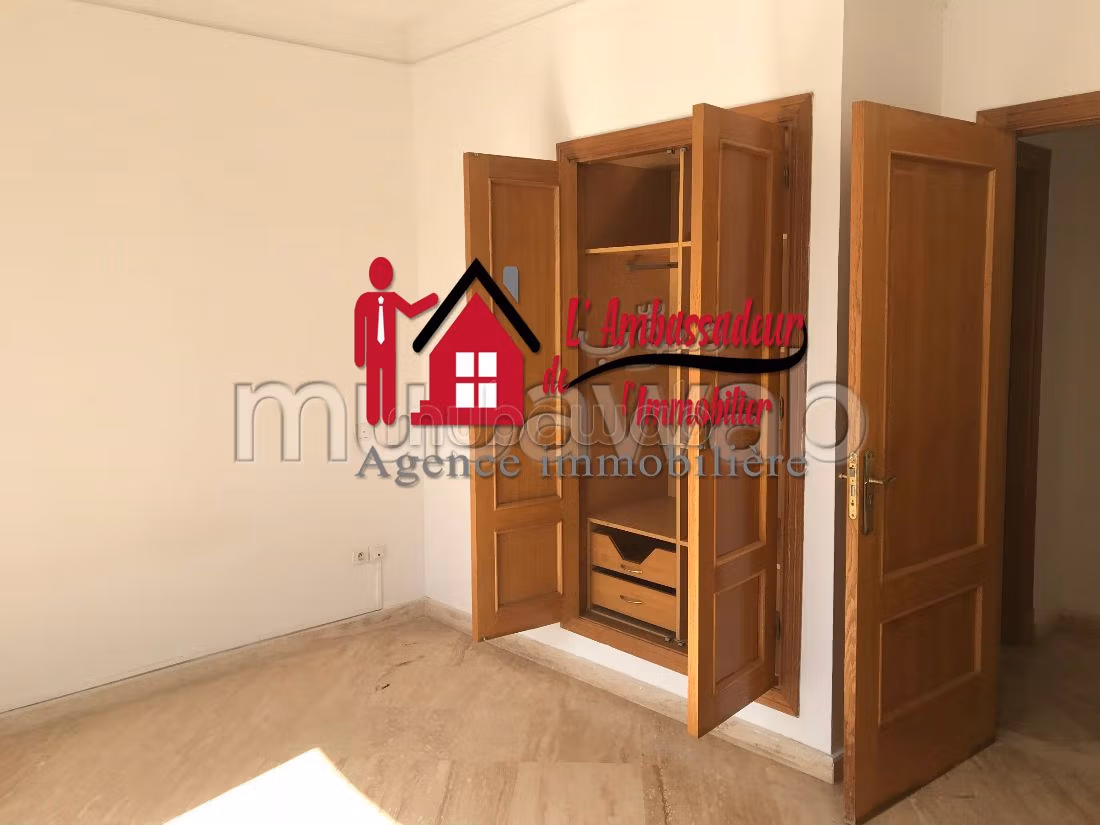 Magnifica villa in vendita a Ain Diab. 8 locali spaziosi. Giardino. 