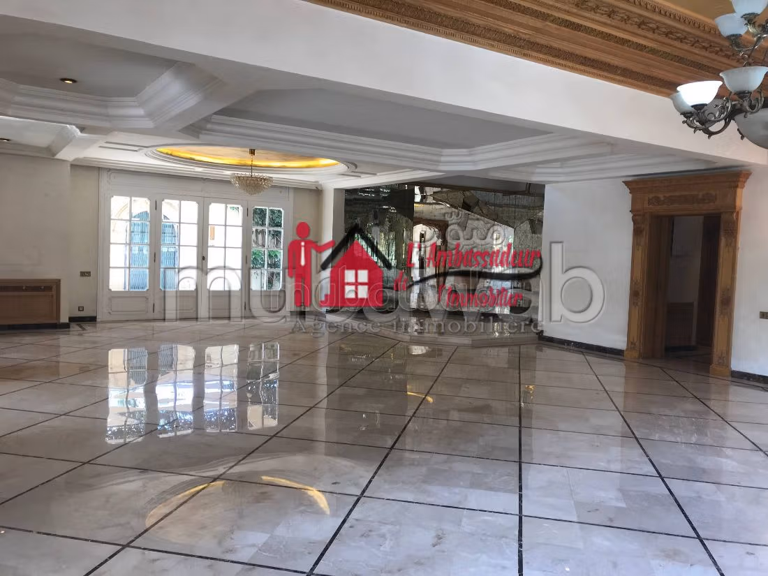 Villa de 900 m2 Authentique à Longchamps