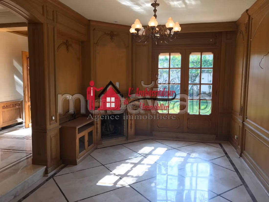 Villa de 900 m2 Authentique à Longchamps