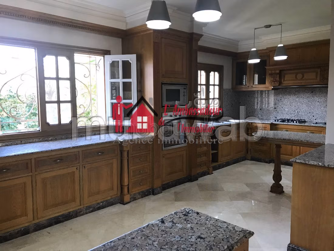 Villa de 900 m2 Authentique à Longchamps