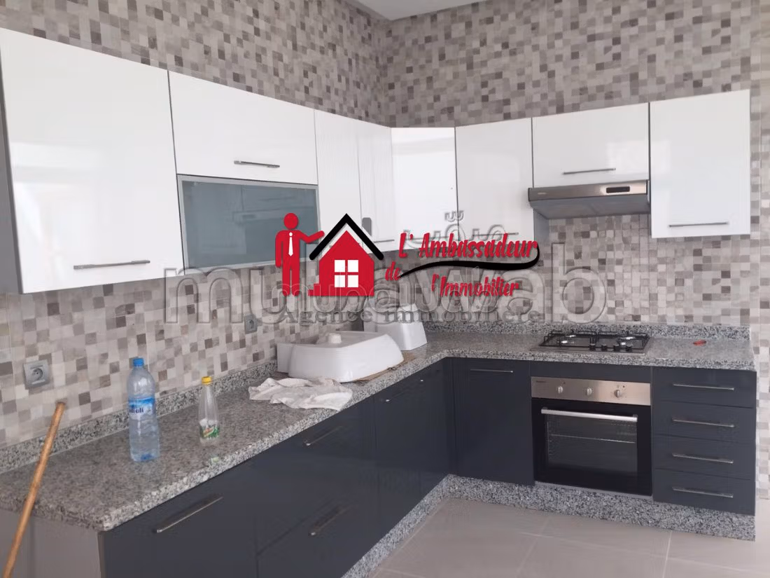 فيلا ممتازة للبيع بالدارالبيضاء. المساحة 390 م². حديقة.