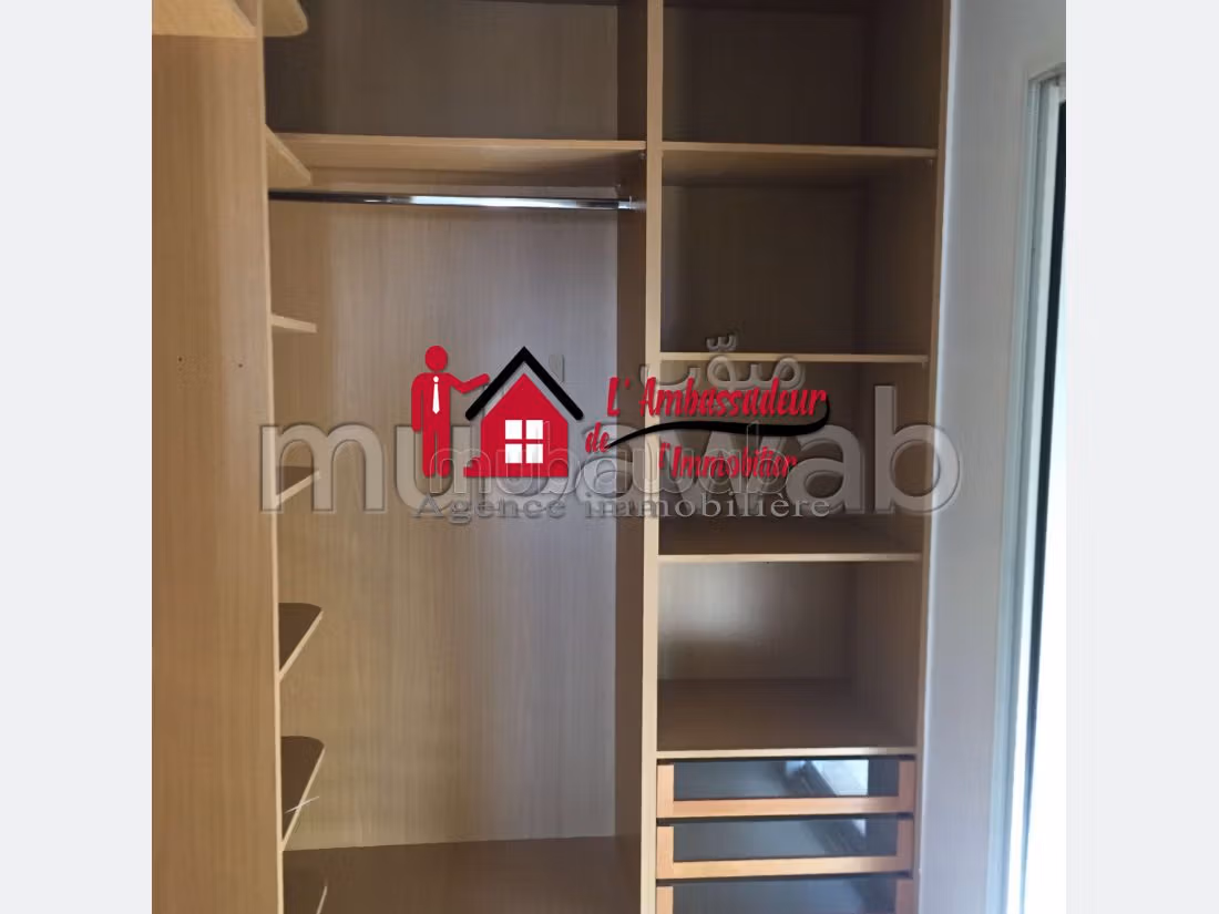 فيلا ممتازة للبيع بالدارالبيضاء. المساحة 390 م². حديقة.