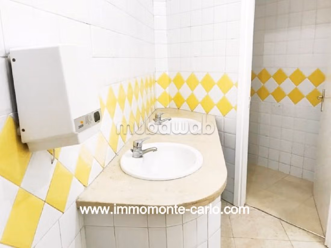 Comodo ufficio in affitto a Agdal. Superficie totale 1000 m². Giardino, terrazzo. 