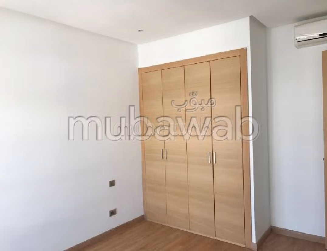 Bellissimo appartamento in affitto a Souissi. Superficie totale 300 m². Antenna parabolica e sistema di sicurezza. 