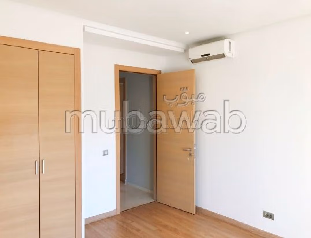 Bellissimo appartamento in affitto a Souissi. Superficie totale 300 m². Antenna parabolica e sistema di sicurezza. 