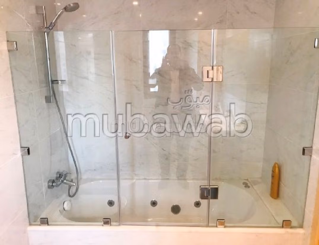 Bellissimo appartamento in affitto a Souissi. Superficie totale 300 m². Antenna parabolica e sistema di sicurezza. 