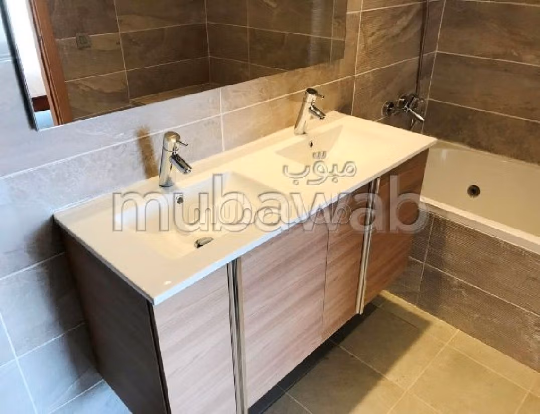 Bellissimo appartamento in affitto a Souissi. Superficie totale 300 m². Antenna parabolica e sistema di sicurezza. 