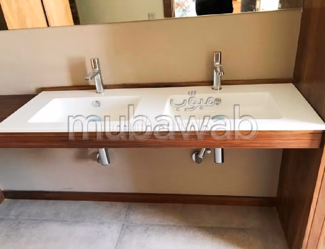 Bellissimo appartamento in affitto a Souissi. Superficie totale 300 m². Antenna parabolica e sistema di sicurezza. 