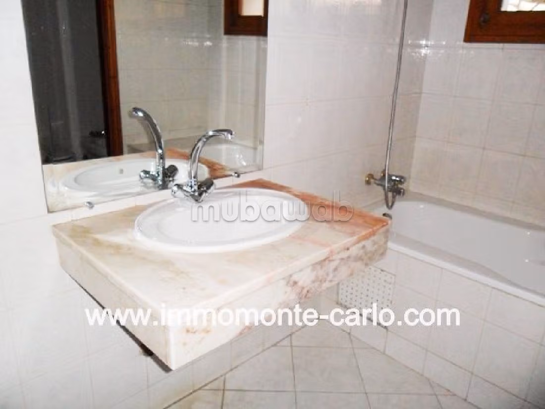 High quality villa for rent. Surface area 600 m². Carpark and garden.