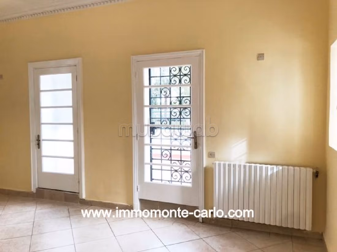 Huren: kantoorruimte in Agdal. Oppervlakte 900 m². Tuin en garage. 