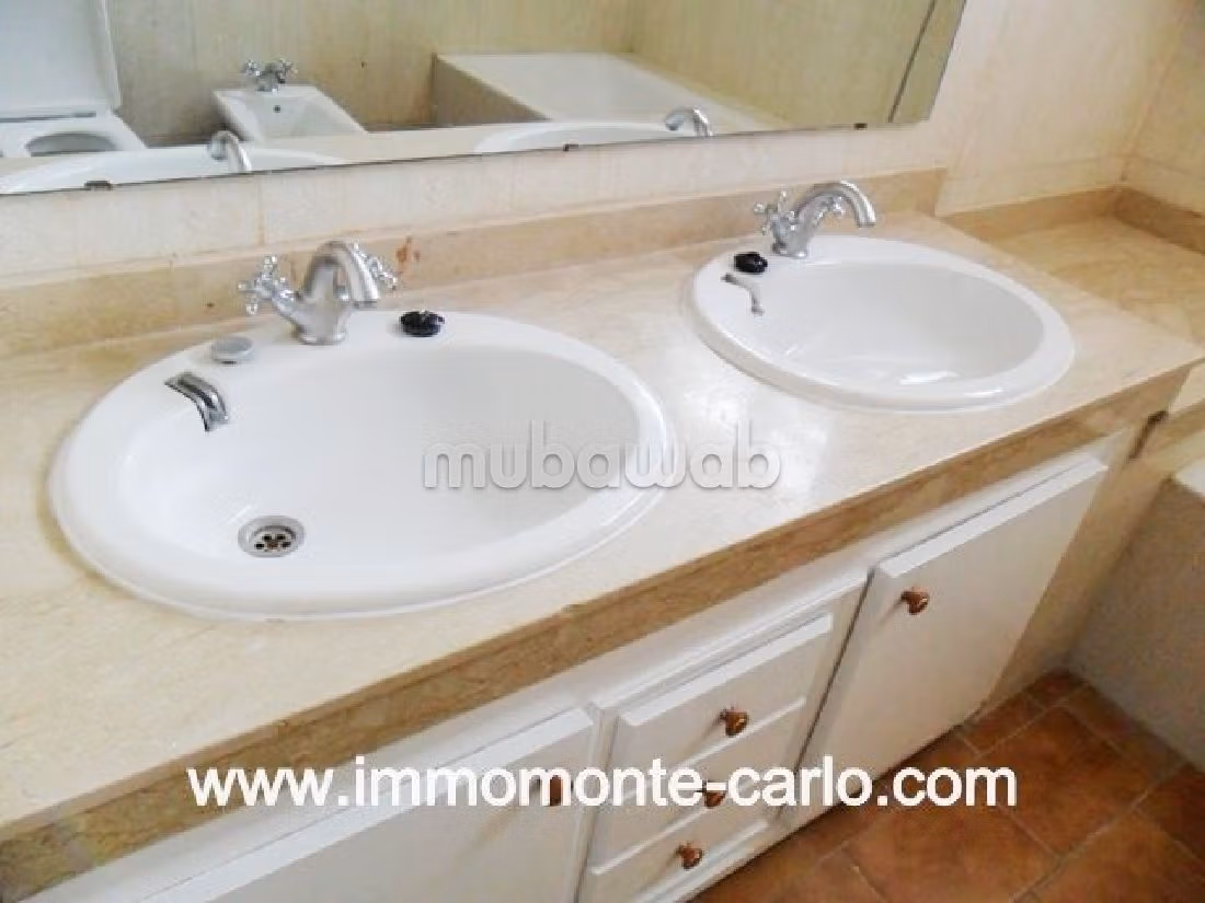 Offices for rent. Total area 600 m². Garden and garage.