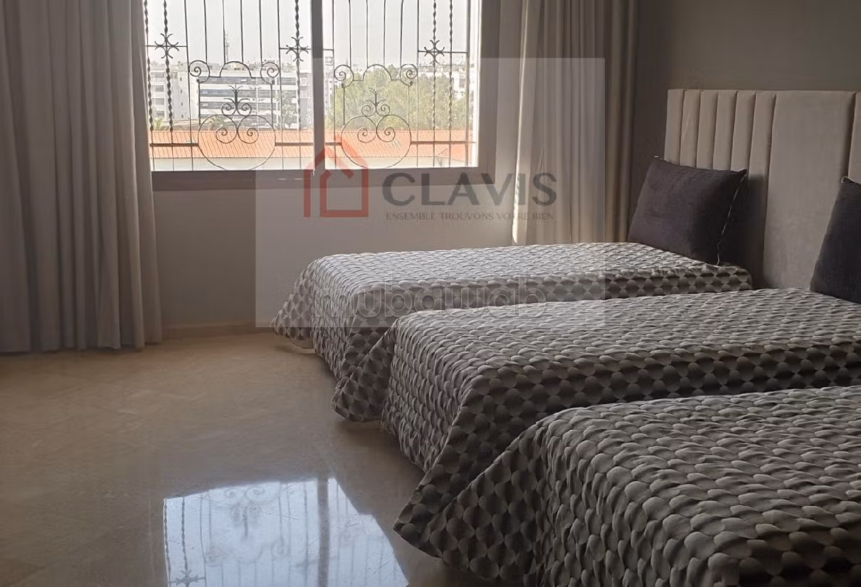 Apartment for sale in Racine. 6 large rooms. Caretaker service, fireplace.