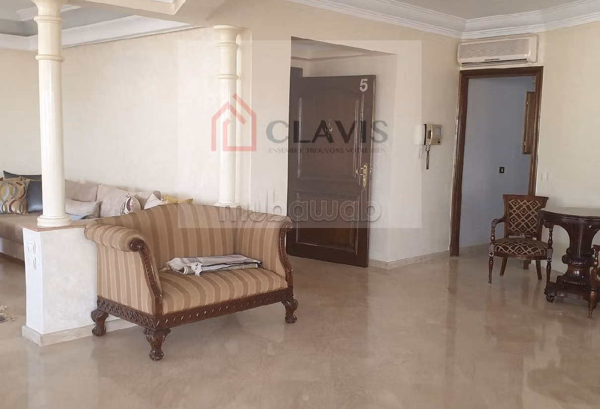 Apartment for sale in Racine. 6 large rooms. Caretaker service, fireplace.