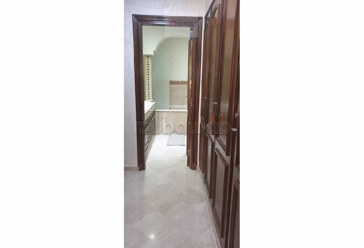 Apartment for sale in Racine. 6 large rooms. Caretaker service, fireplace.