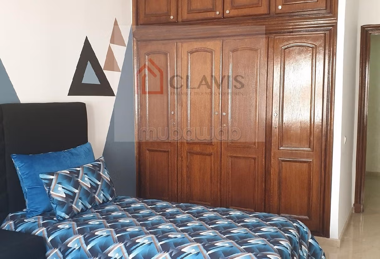 Apartment for sale in Racine. 6 large rooms. Caretaker service, fireplace.