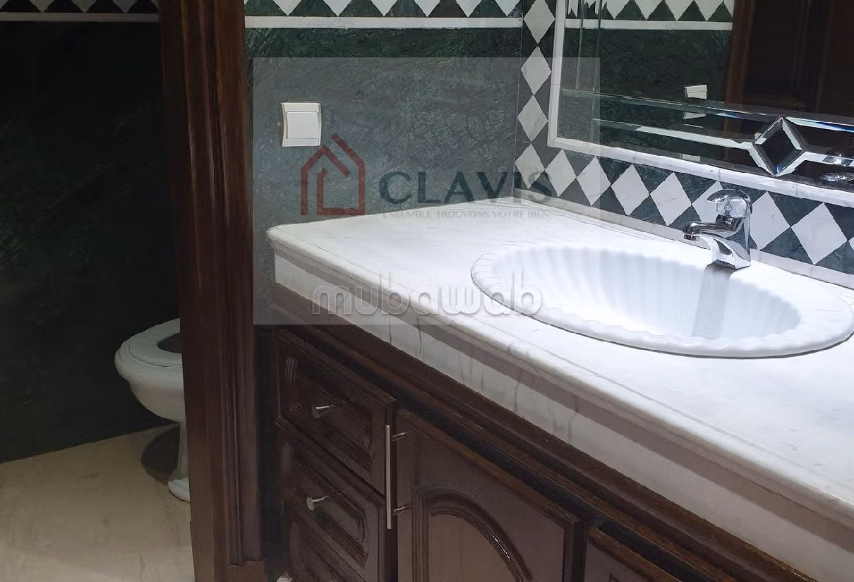 Apartment for sale in Racine. 6 large rooms. Caretaker service, fireplace.