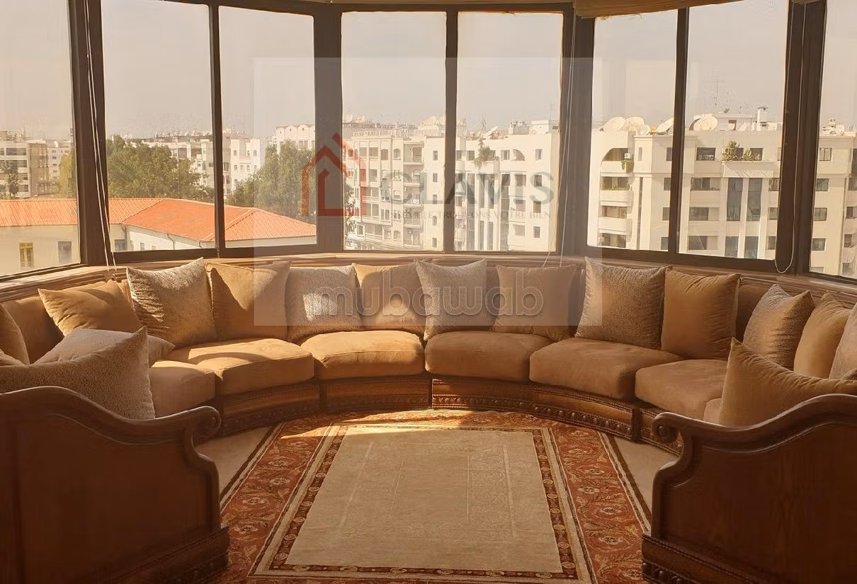 Apartment for sale in Racine. 6 large rooms. Caretaker service, fireplace.