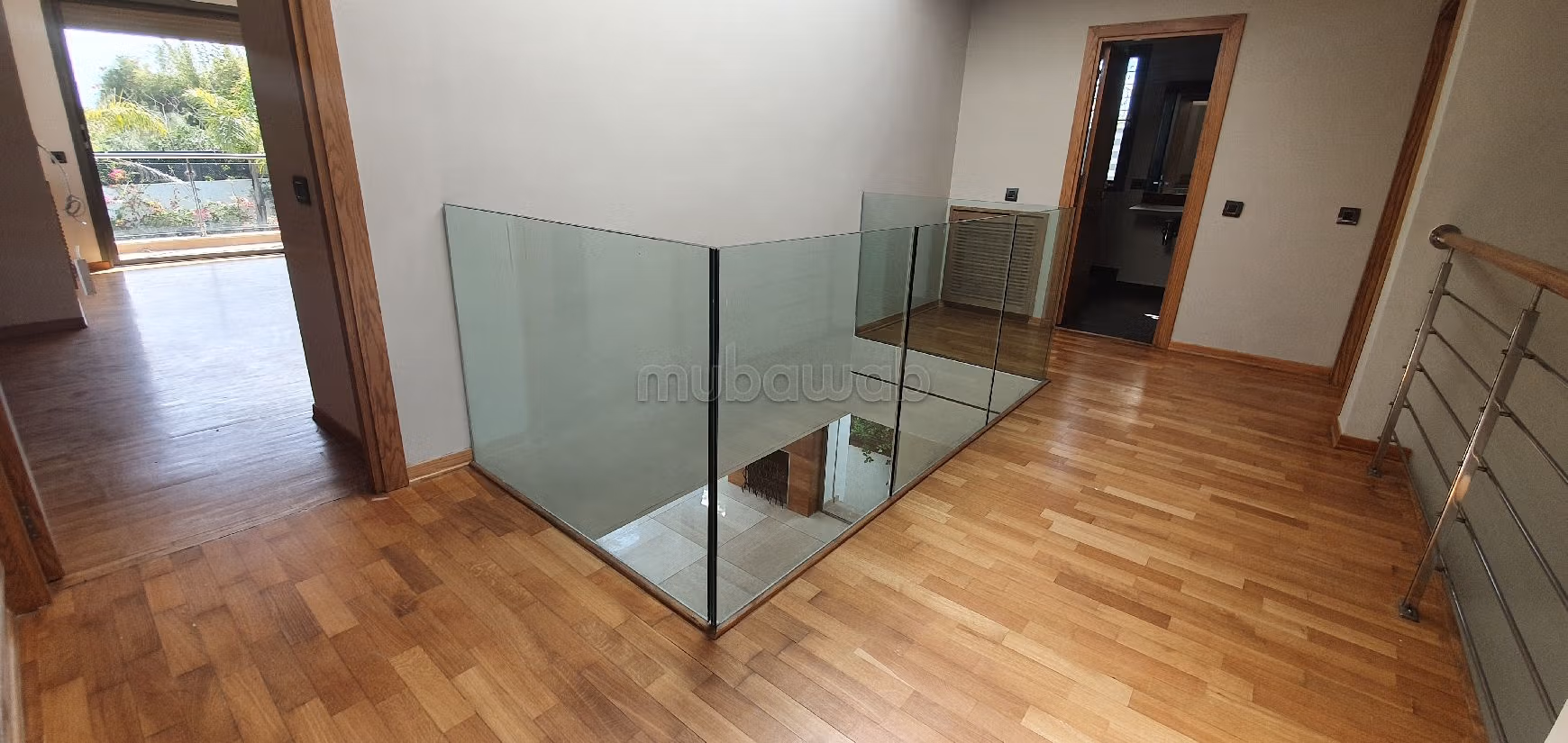 Straordinaria casa di lusso in affitto a Ain Diab Extension. Superficie totale 700 m². Porta blindata e impianto con antenna parabolica. 