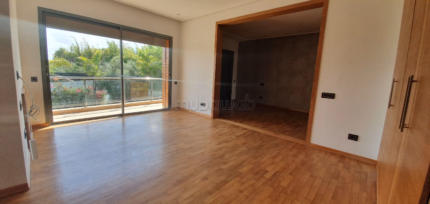 Straordinaria casa di lusso in affitto a Ain Diab Extension. Superficie totale 700 m². Porta blindata e impianto con antenna parabolica. 