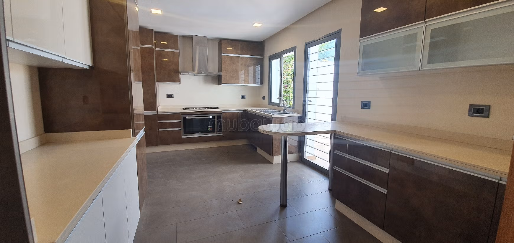 Straordinaria casa di lusso in affitto a Ain Diab Extension. Superficie totale 700 m². Porta blindata e impianto con antenna parabolica. 