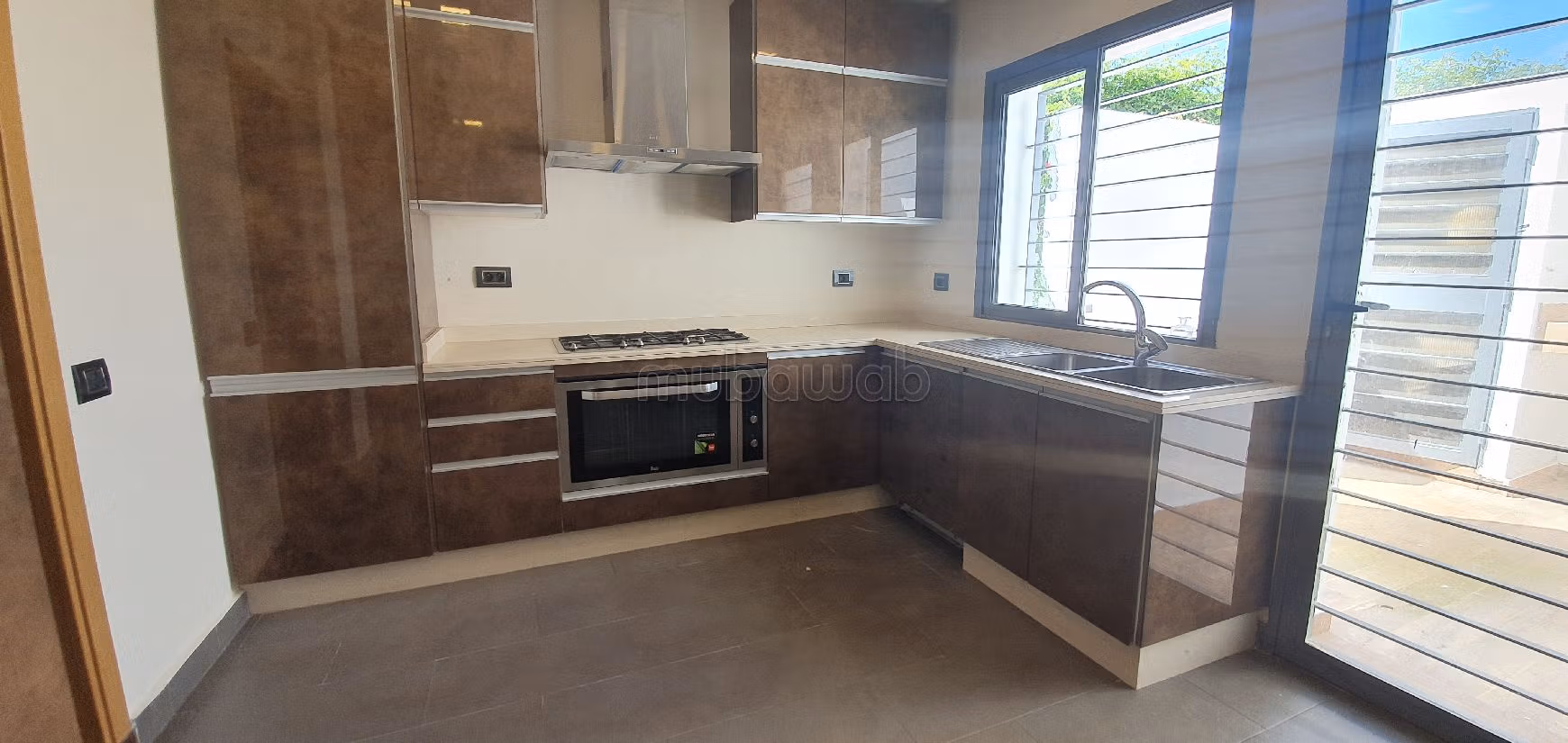 Straordinaria casa di lusso in affitto a Ain Diab Extension. Superficie totale 700 m². Porta blindata e impianto con antenna parabolica. 