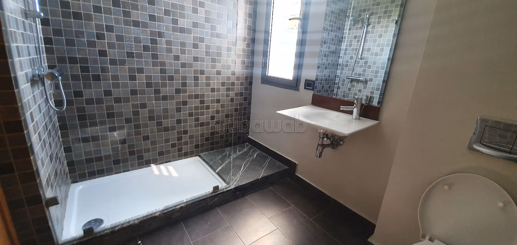 Straordinaria casa di lusso in affitto a Ain Diab Extension. Superficie totale 700 m². Porta blindata e impianto con antenna parabolica. 