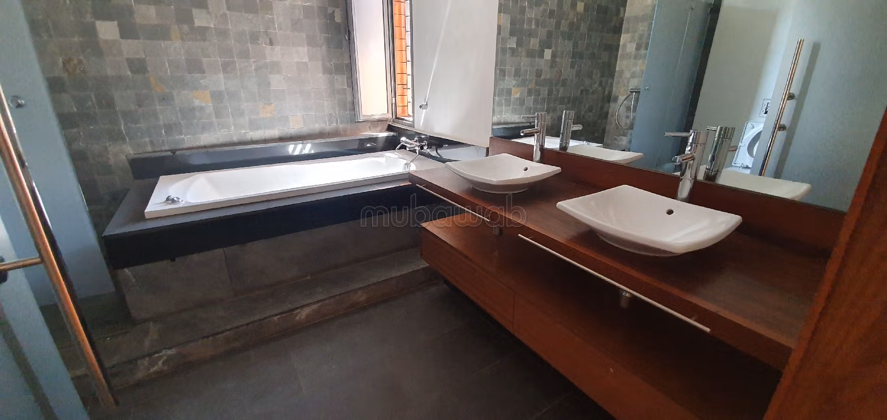 Straordinaria casa di lusso in affitto a Ain Diab Extension. Superficie totale 700 m². Porta blindata e impianto con antenna parabolica. 