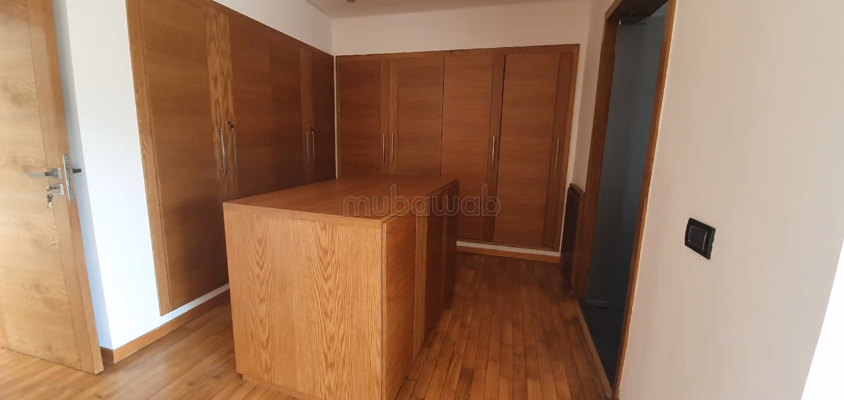 Straordinaria casa di lusso in affitto a Ain Diab Extension. Superficie totale 700 m². Porta blindata e impianto con antenna parabolica. 