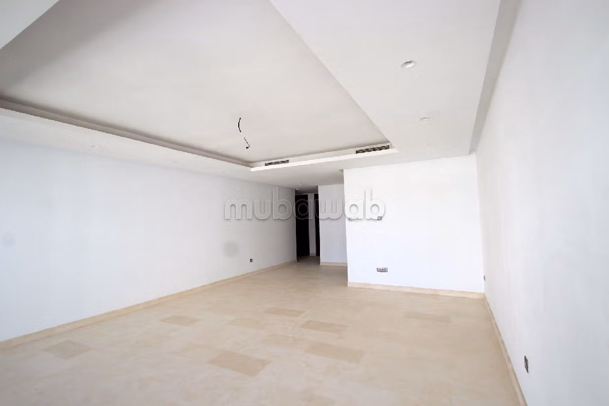 Encuentra un piso en alquiler en Ain Diab. 3 Sala común. Con ascensor y zona verde.