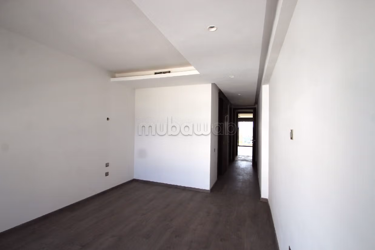 Encuentra un piso en alquiler en Ain Diab. 3 Sala común. Con ascensor y zona verde.