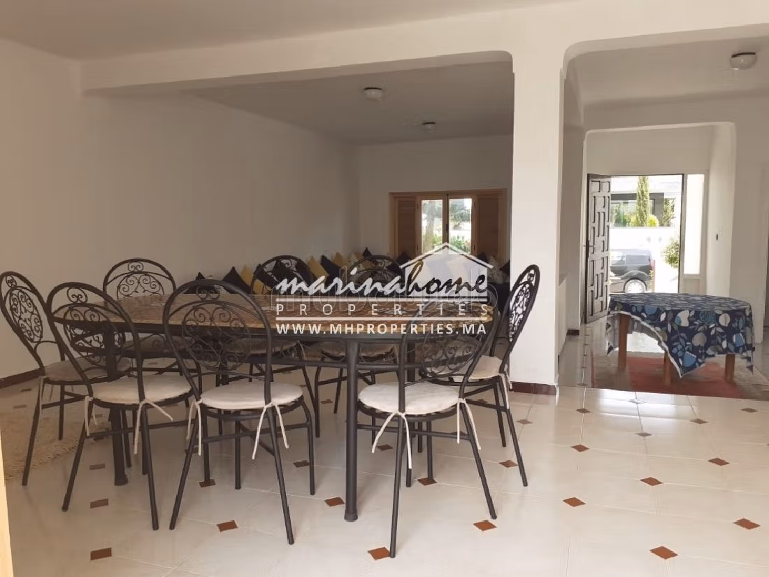 Magnificent villa for rent. 3 lovely rooms. Private garden, Cellar