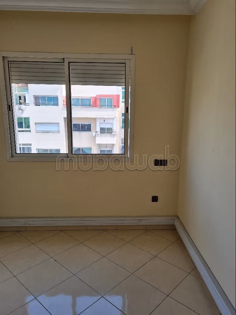 مكاتب ومحلات للكراء ببلفدير. المساحة 84 م². إقامة بالبواب. 