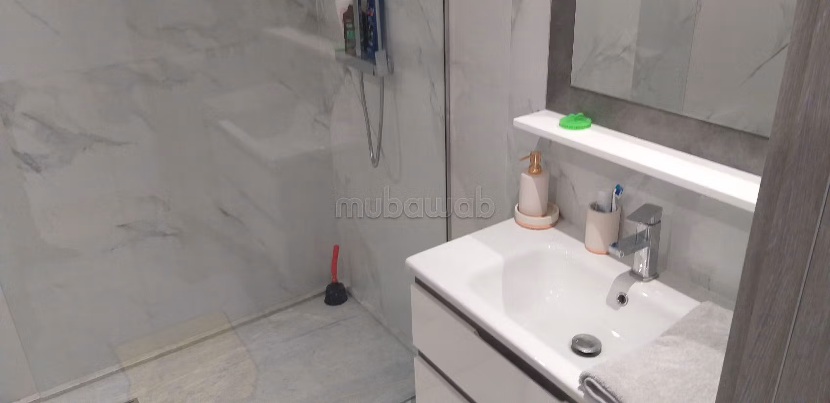 Rent this apartment in Champ de course. 4 rooms. Ample storage space. 