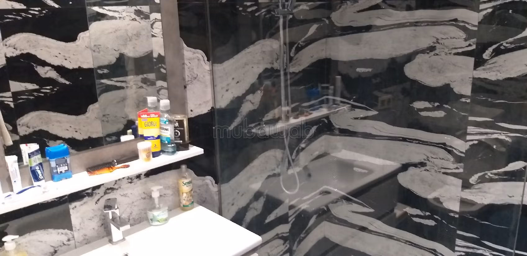 Rent this apartment in Champ de course. 4 rooms. Ample storage space. 