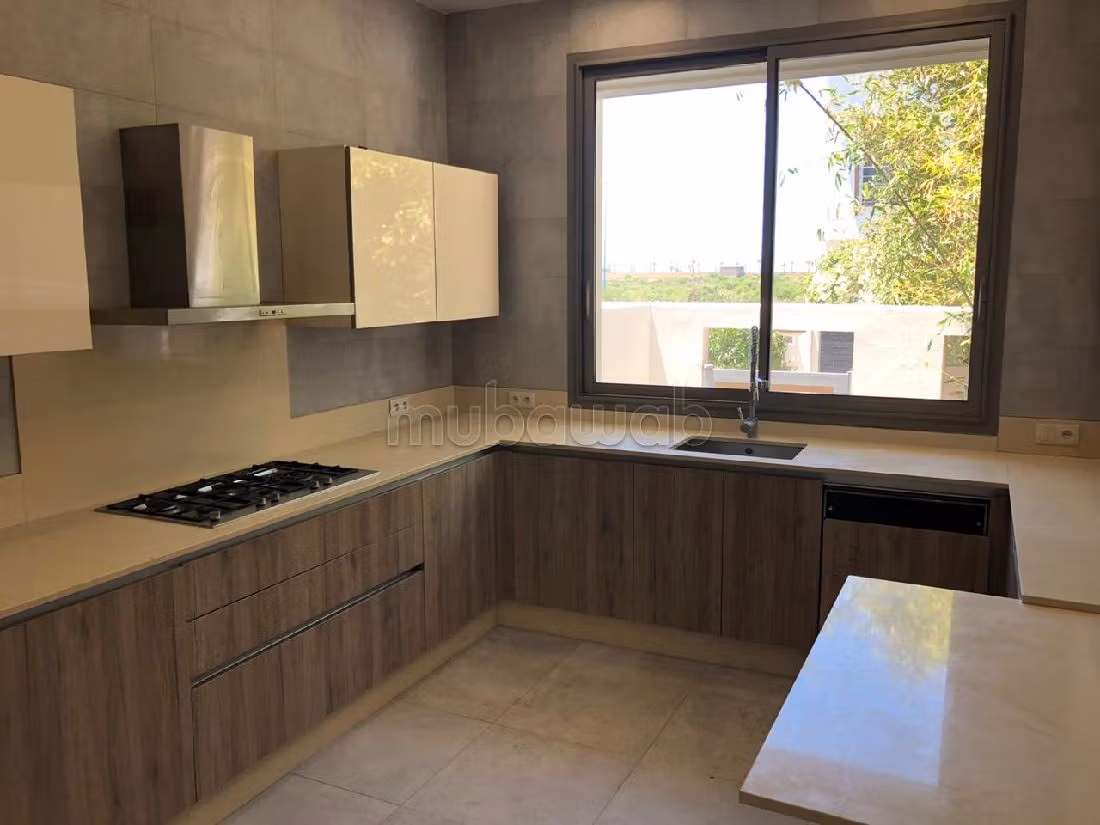 Alquiler de villa de alta gama en Ain Diab. 5 Sala de estar. Plazas de parking y terraza. 