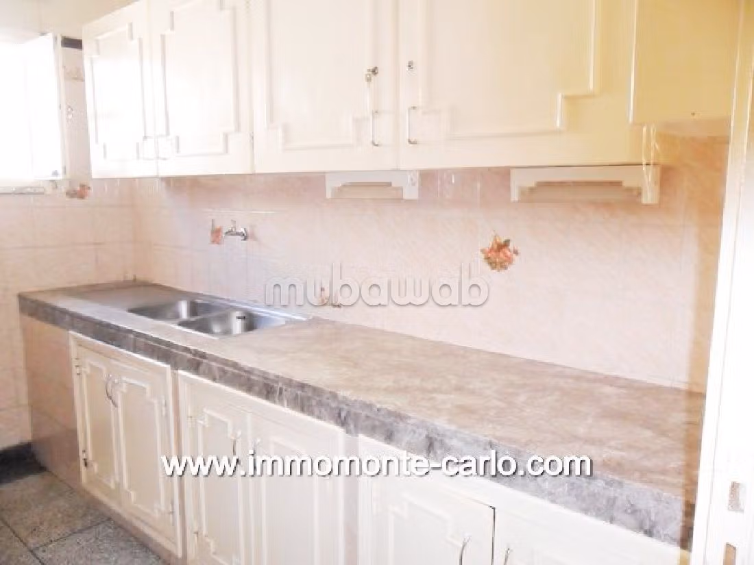 Straordinaria villa in affitto a Agdal. Superficie 250 m². Posto auto e giardino. 