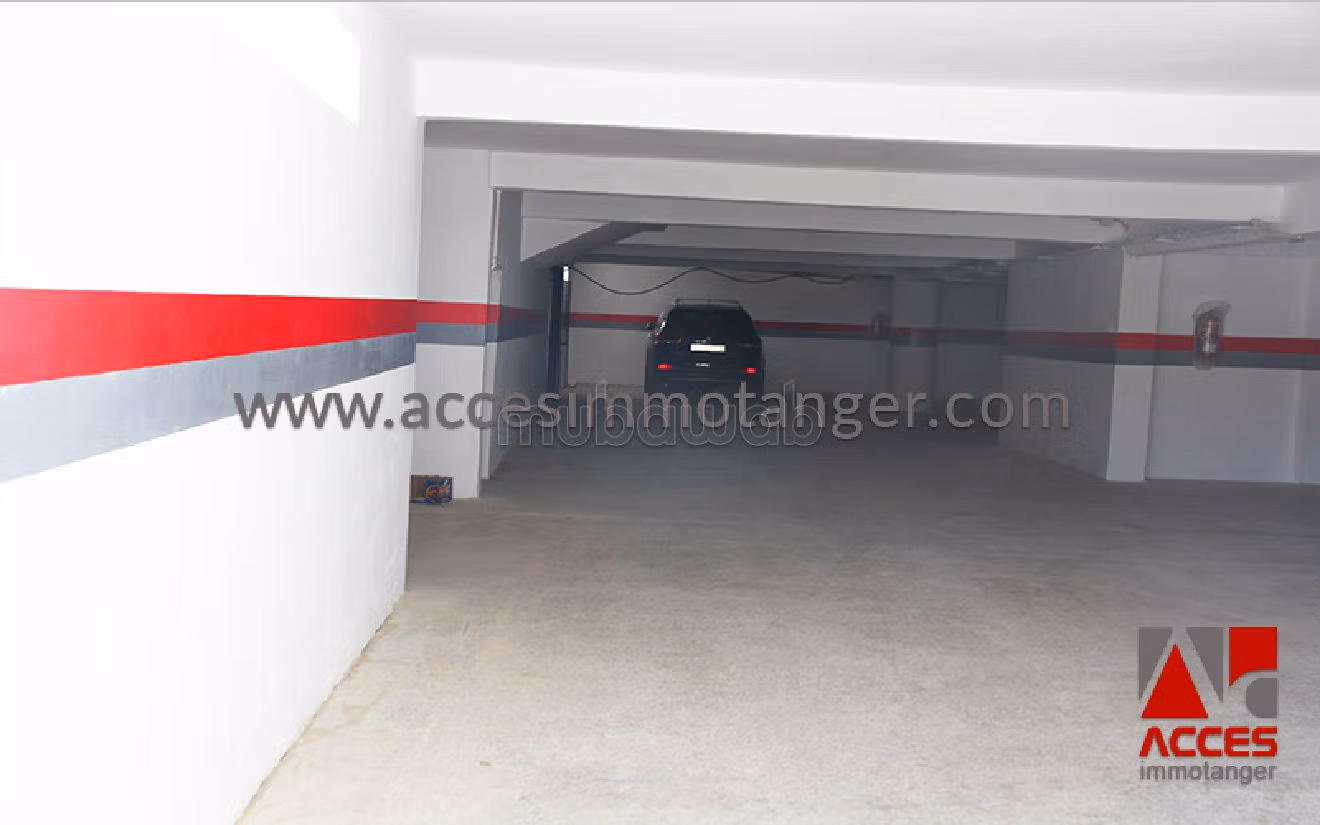 Se vende piso. 3 Suite parental. Gran piscina.