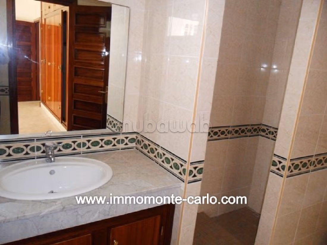 Maestosa villa in affitto a Riyad. Superficie totale 395 m². Terrazzo e giardino. 