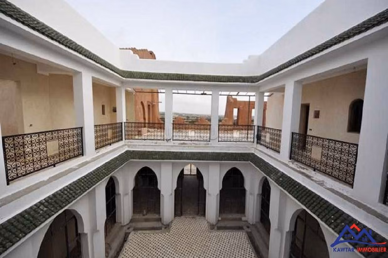 فيلا ممتازة للبيع ب طريق آسفي. 7 غرف. أماكن لوقوف السيارات وحديقة جميلة.