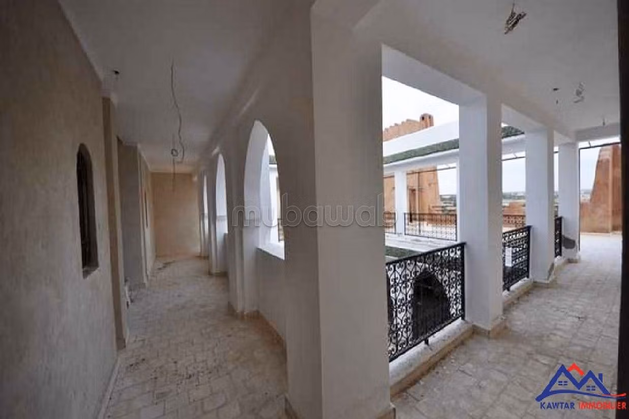 فيلا ممتازة للبيع ب طريق آسفي. 7 غرف. أماكن لوقوف السيارات وحديقة جميلة.