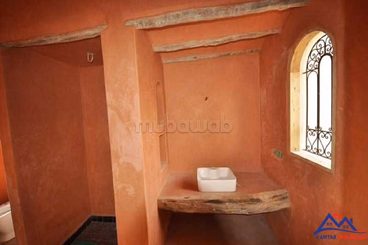 فيلا ممتازة للبيع ب طريق آسفي. 7 غرف. أماكن لوقوف السيارات وحديقة جميلة.