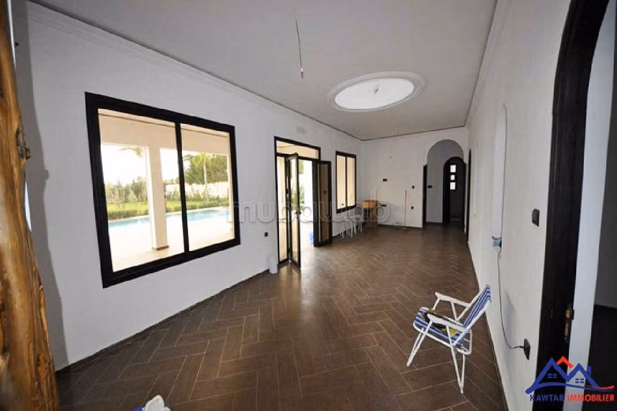 فيلا رائعة للبيع ب دوار العرب. المساحة الكلية 1 550 م². خدمة البواب ، حمام سباحة جميل.